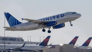 Avión realiza aterrizaje de emergencia en Los Ángeles por problemas en el motor