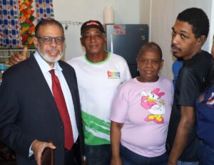 Desarrollo de la Comunidad entrega casa remozada con enseres a familia con hijos con discapacidad