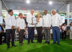 Abinader entrega 442 títulos de propiedad en Hato Nuevo 