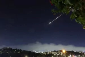 Irán lanza una nueva ola de ataques aéreos contra Tel Aviv y otros territorios