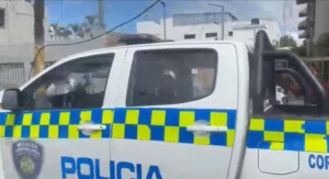 Policía investiga agresión a la prensa durante incidente con maestra acusada de maltrato infantil