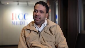 Neurocirujano explica a RCC Noticias beneficios de cirugía cerebral con paciente despierto