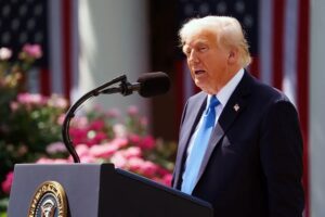 Trump ve la guerra contra Irán «prácticamente terminada» y dice que medita tomar el estrecho de Ormuz