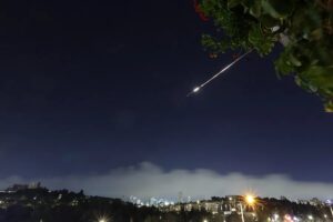 Irán lanza una nueva oleada de bombardeos contra Israel y bases estadounidenses en Irak