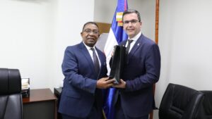 Delegación universitaria de Hungría se reúne con MESCYT para impulsar cooperación académica y tecnológica