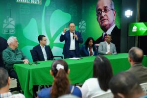 Radhamés Jiménez llama “plaga” al PRM por precios de combustibles