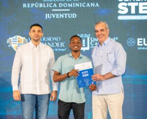 Abinader entrega 8,000 becas del programa Generación STEAM