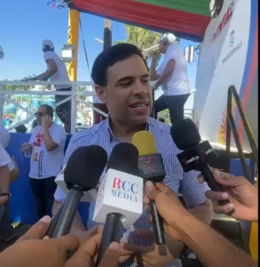 Ministro de Cultura Roberto Ángel Salcedo destaca organización y ambiente familiar del Carnaval Dominicano 2026