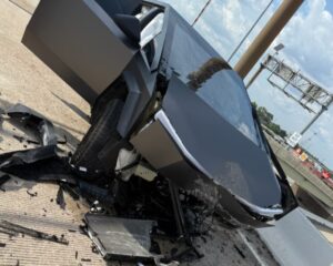 Mujer demanda a Tesla tras accidente de su camioneta en modo autónomo en Texas