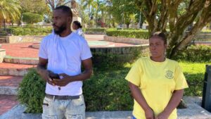 Padre denuncia agresión e intento de atraco por parte de su hijo en Bayaguana