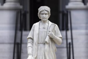 Trump instala estatua de Colón en la Casa Blanca y lo reafirma como héroe