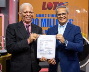 LEIDSA entrega certificado de 30 millones al ganador del Loto 499