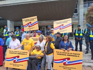 Miembros de la Coalición por la Seguridad Social Digna se manifiestan por manejo Senasa