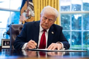 Trump firma una orden ejecutiva para limitar el voto por correo de cara a las elecciones federales de noviembre