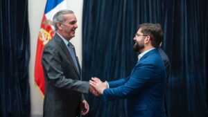 Abinader realiza saludo protocolar al presidente de Chile Gabriel Boric