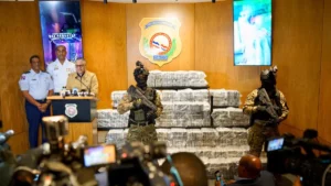 Incautan 564 paquetes de presunta cocaína y arrestan a cinco hombres