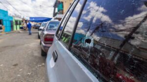 Violencia en Gualey: un muerto y varios heridos tras tiroteo con vehículos baleados