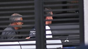 Expresidente brasileño Jair Bolsonaro regresa a su  casa para cumplir prisión domiciliaria tras recibir alta médica