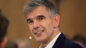 Nombran a Matt Brittin como nuevo director general de la BBC en medio de controversias legales