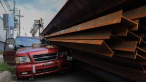 Accidente de camión en kilometro 9 de la autopista Duarte desata caos vehicular