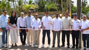 David Collado inaugura pasarela peatonal que mejora la seguridad en Las Terrenas