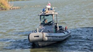 Balsas y ropa marcan el paso de migrantes por el Río Grande