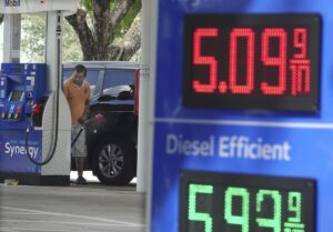 Precio de la gasolina en EE.UU. alcanza máximos por conflicto con Irán