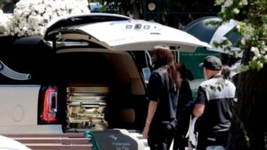 Ataúd dorado y fuerte despliegue militar marcan el entierro de “El Mencho” en Guadalajara