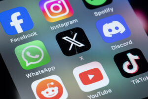 Gobierno austriaco aprueba restricción de redes sociales para menores de 14