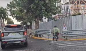 Denuncian uso ilegal de aceras por motoristas en la avenida Sarasota pone en peligro a transeúntes