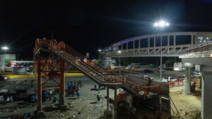 Retraso en retiro de puente peatonal en el km 9 genera fuerte congestionamiento