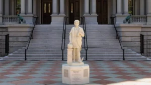 Presidente Trump coloca estatua de Cristóbal Colón en la residencia oficial