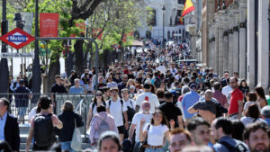 España inicia proceso para regularizar a medio millón de migrantes
