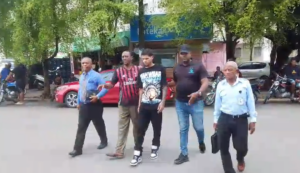 Joven se entrega a autoridades en Santo Domingo por caso de asalto