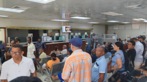 Retrasos en entrega de cédulas en Plaza Hollywood: usuarios esperan más de 6 horas