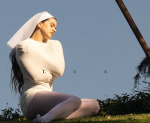 “Catholic-core”: símbolos religiosos ganan espacio en la moda y redes entre jóvenes