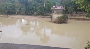 Colapsa puente y deja zonas aisladas en Puerto Plata