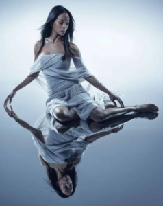 Zoé Saldaña redefine el éxito a los 47: “Hoy me siento más plena”