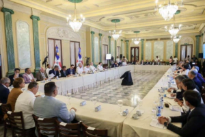 Empresarios buscan frenar alza de fletes y garantizan precios de la canasta básica