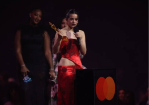 Rosalía lanza “Lux (Complete Works)” con temas inéditos y nuevo videoclip