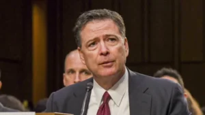 James Comey comparece ante tribunal acusado de amenazar a Donald Trump