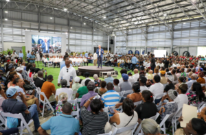 Abinader entrega primeros 2,000 títulos en Los Guandules tras 60 años de espera