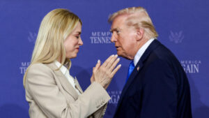 Trump destituye a la fiscal general Pam Bondi y nombra a Todd Blanche como interino