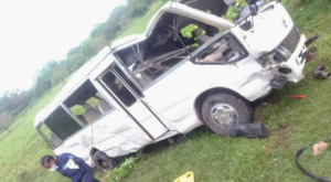 Autobús cae por barranco en carretera Otra Banda–Higüey y deja nueve personas lesionadas