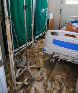 SNS interviene hospital en Monte Llanos tras inundaciones y restablece servicios