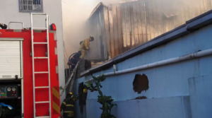 Reportan incendio en una fábrica  en Alma Rosa II