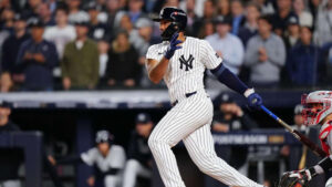 Dominicano Amed Rosario impulsa remontada de Yankees con noche de dos jonrones