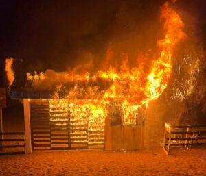 Autoridades investigan incendio en caseta de acceso a Las Dunas de Baní