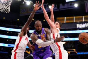 Houston Rockets vencen a Lakers 99-93 y extienden la serie de playoffs a un sexto juego