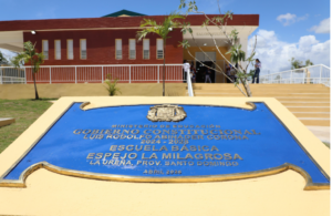 Abinader inaugura escuela en La Ureña tras 14 años de espera